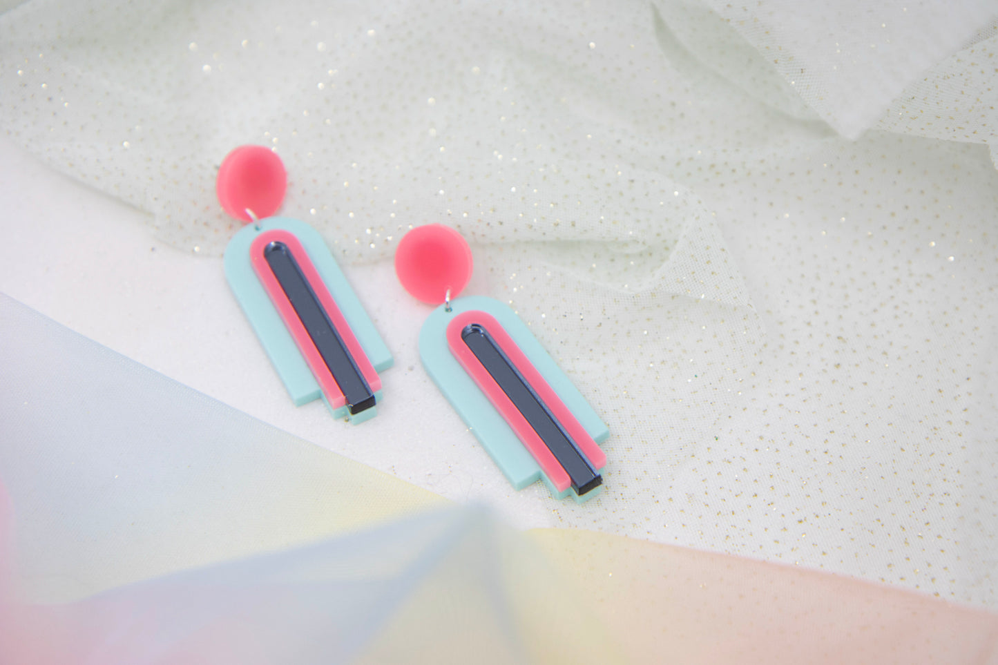 Geometrische statement Ohrstecker "GINA" – im Bogen-Design