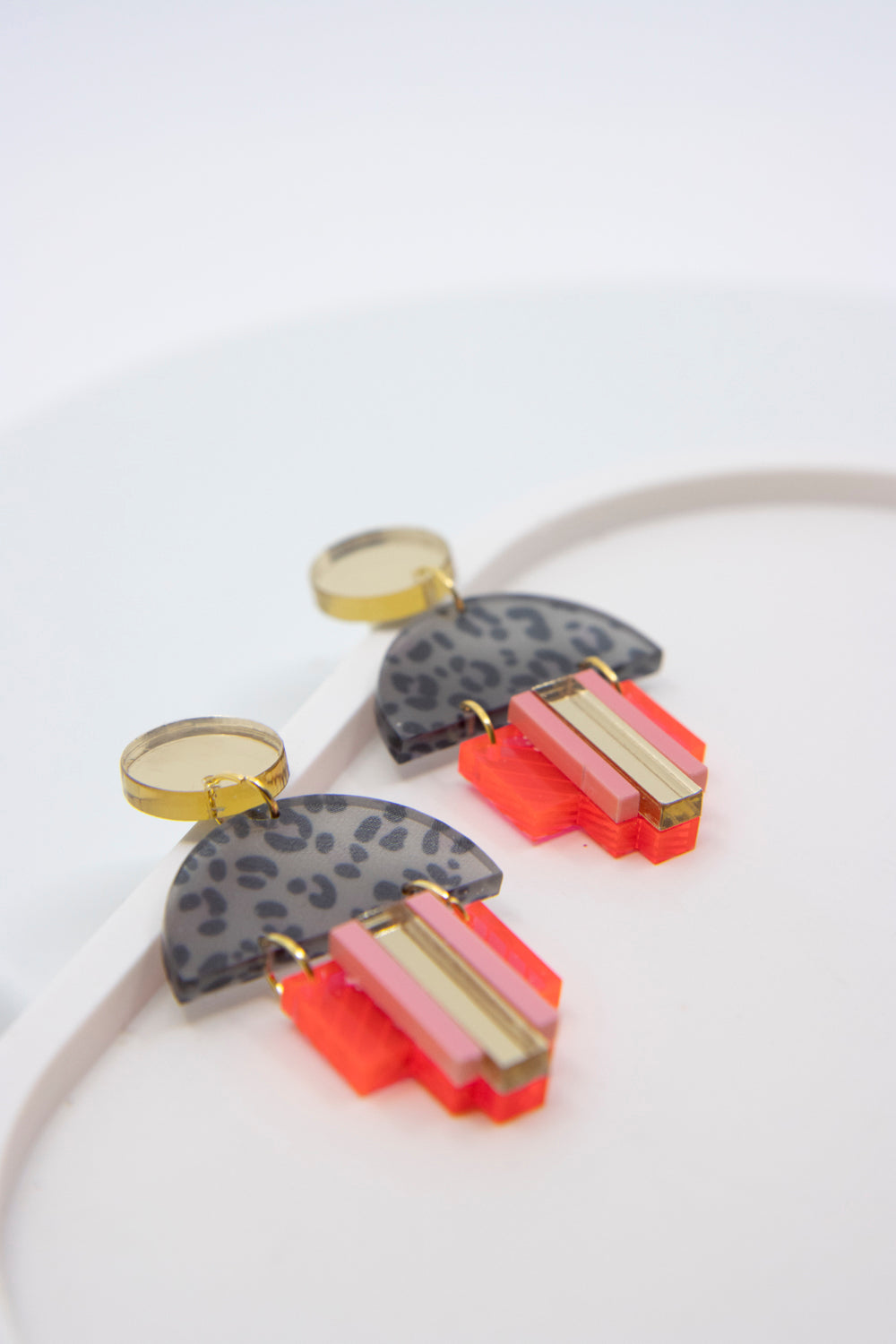 EMPIRE – geometrische Art-Déco Ohrringe Leopard Neon rot