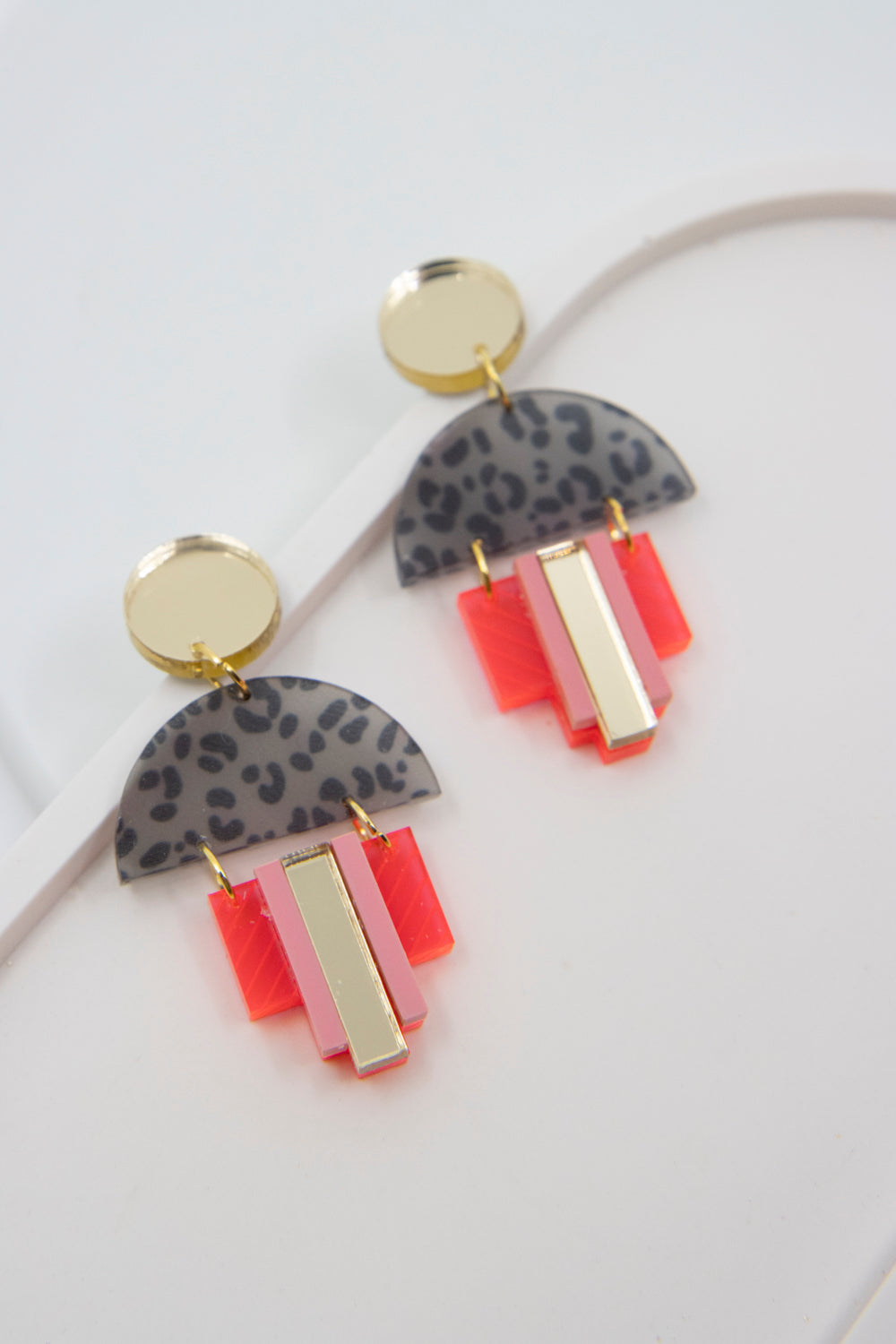 EMPIRE – geometrische Art-Déco Ohrringe Leopard Neon rot