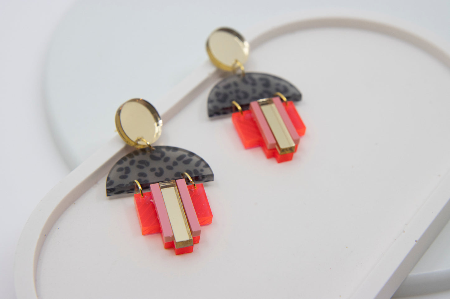 EMPIRE – geometrische Art-Déco Ohrringe Leopard Neon rot