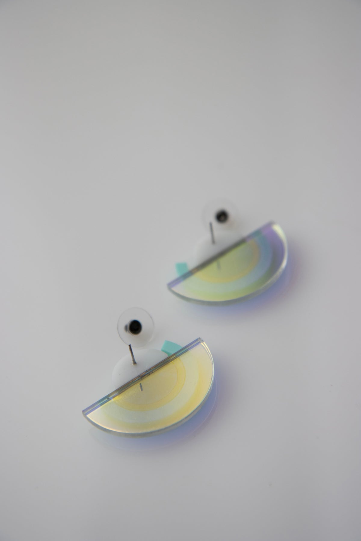 Geometrische Ohrstecker "PINA"  aus holografischem Acryl