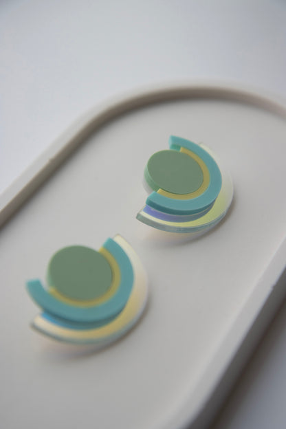 Geometrische Ohrstecker "PINA"  aus holografischem Acryl