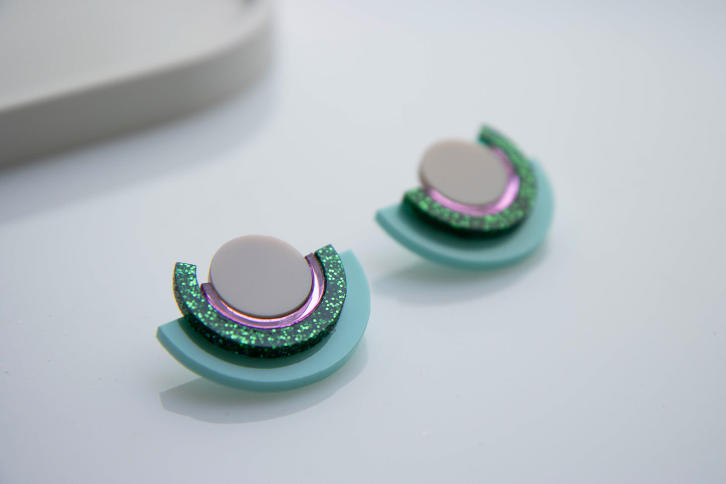 Geometrische Ohrstecker "PINA" aus Acryl  mit Glitzereffekt