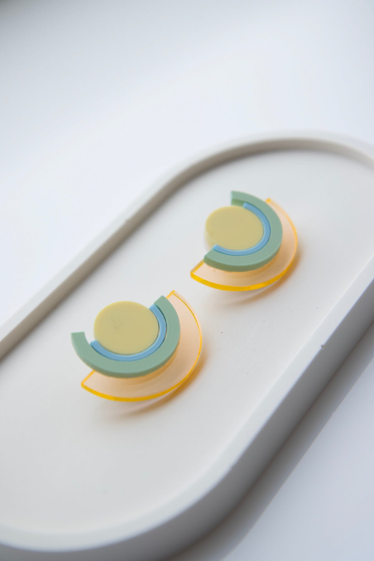Geometrische Ohrstecker "PINA" aus Neon-Acryl