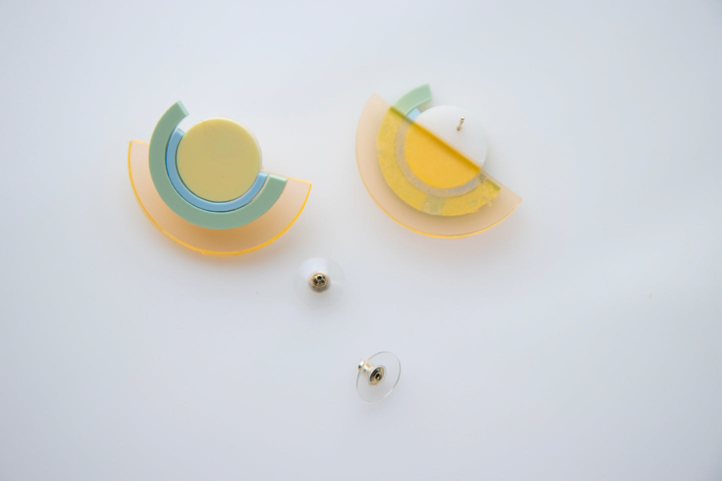 Geometrische Ohrstecker "PINA" aus Neon-Acryl